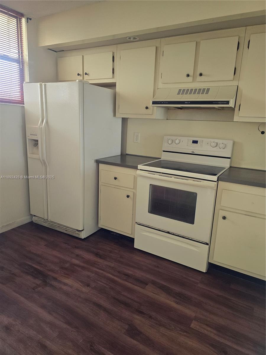 LAKE EMERALD CONDOMINIUM - Residential