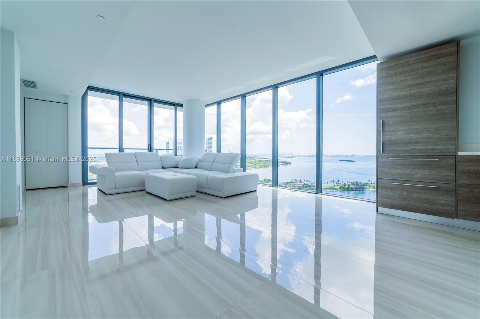 VERY NICE CORNER 1 BEDROOM AND 1 AND HALF BATHROOM UNIT WITH SEMIPRIVATE ENTRANCE LOCATED IN POPULAR PARAISO BAY. THE BUILDING OFFERS VERY NICE AMENITIES INCLUDING POOL, GYM, SPA, TENNIS COURTS, CIGAR AND WINE ROOM. TEXT 24 HOURS FOR SHOWINGS