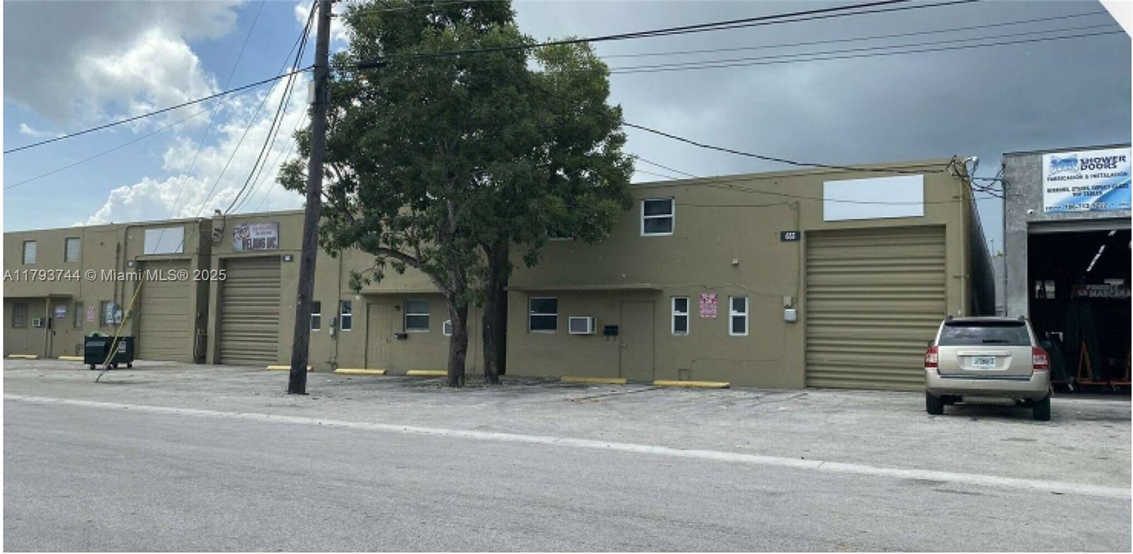 WAREHOUSE FEATURES:
+/- 2,000 Sq. Ft. Total Size
+/- 200 Sq. Ft. Office Â
+/- 1,800 Sq. Ft. Warehouse Â
17’ Clear Ceiling Height Â
One (1) Street Level Loading Doors