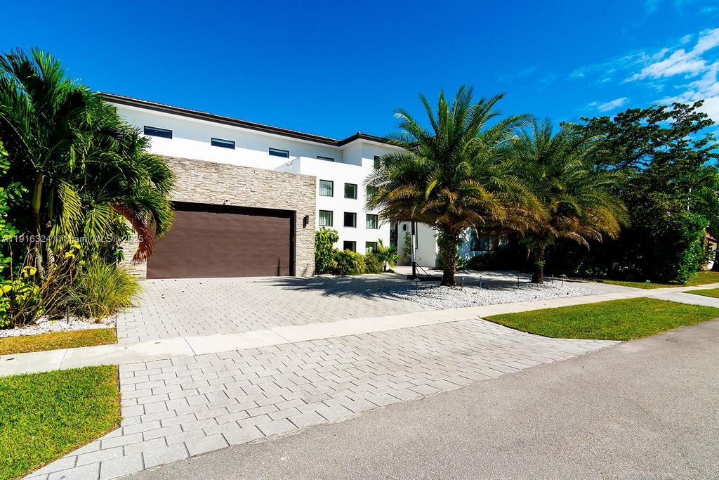 Photo of 10151 SW 3rd St, Plantation, FL 33324 (MLS # A11916324)