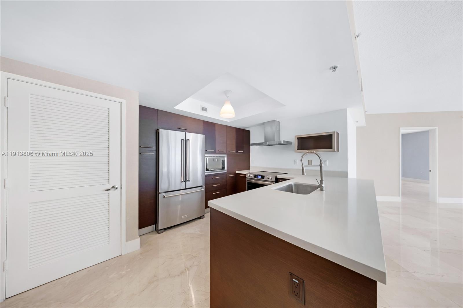 ST TROPEZ ON THE BAY 1 CO - Residential