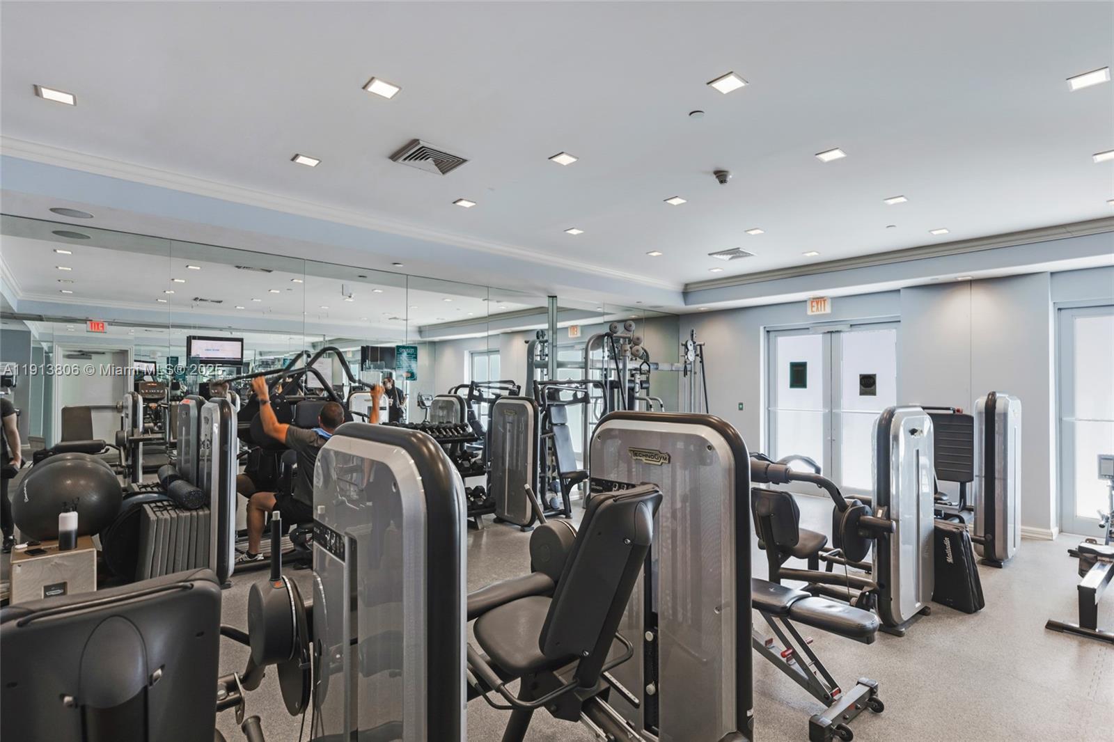 ST TROPEZ ON THE BAY 1 CO - Residential