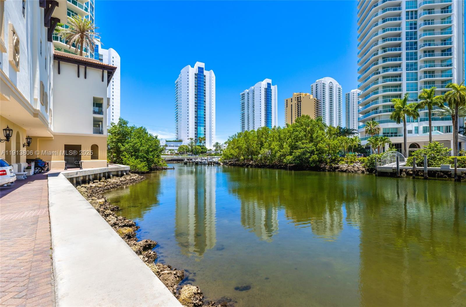 ST TROPEZ ON THE BAY 1 CO - Residential
