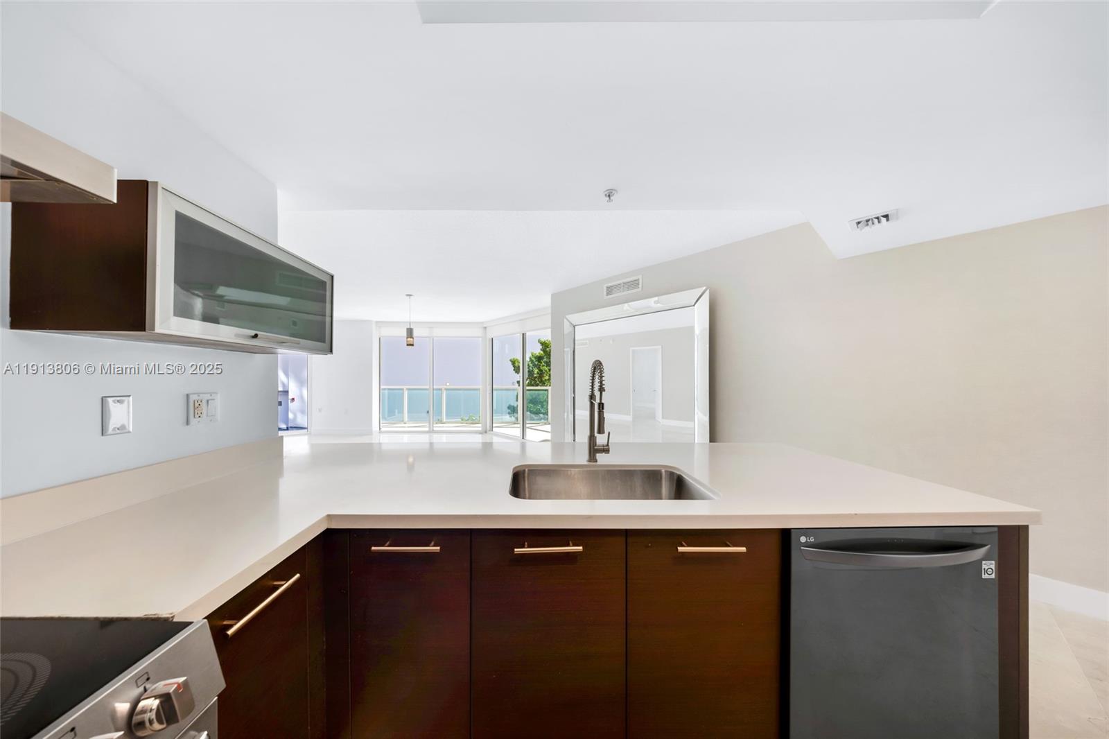 ST TROPEZ ON THE BAY 1 CO - Residential