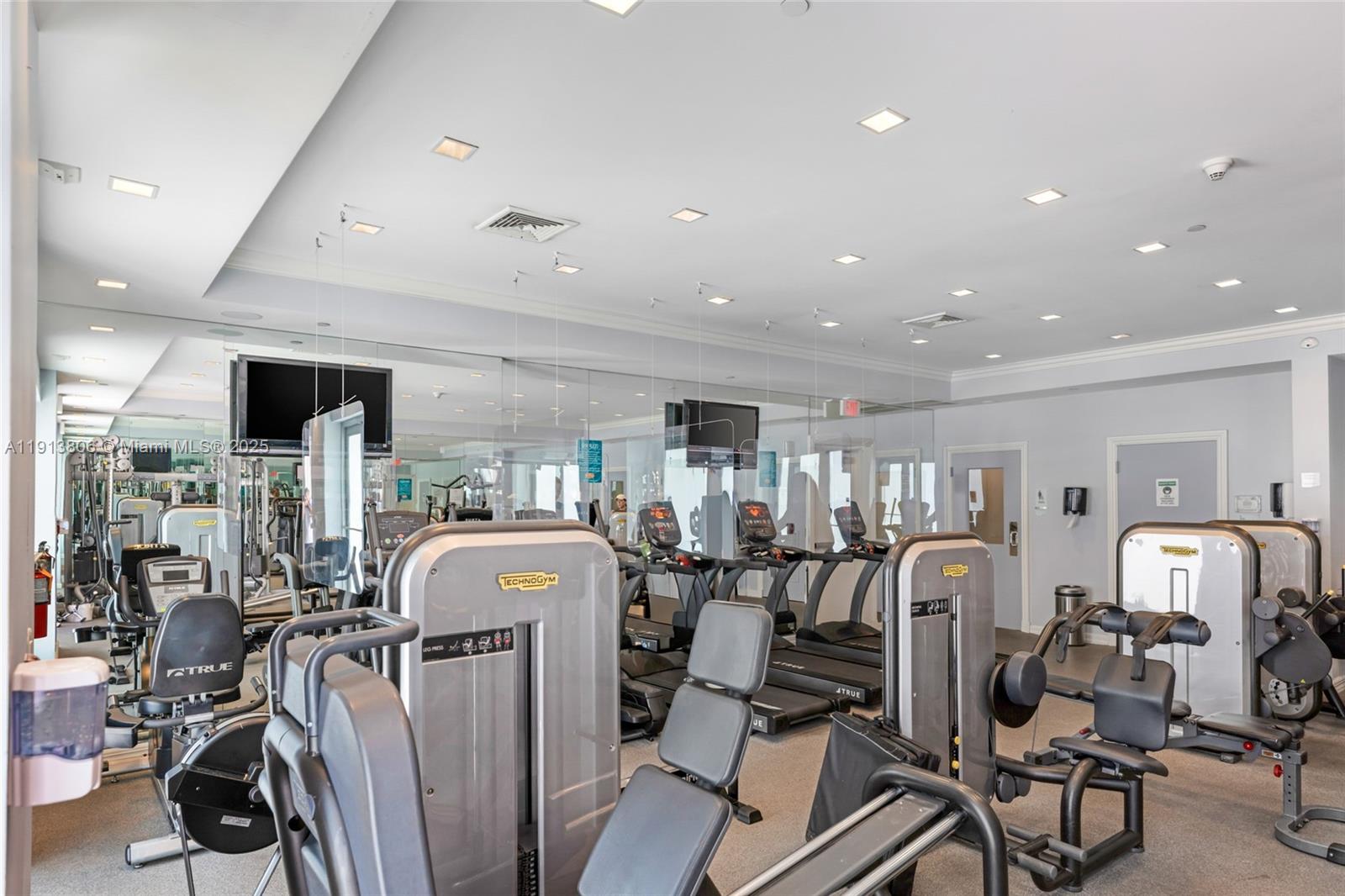 ST TROPEZ ON THE BAY 1 CO - Residential