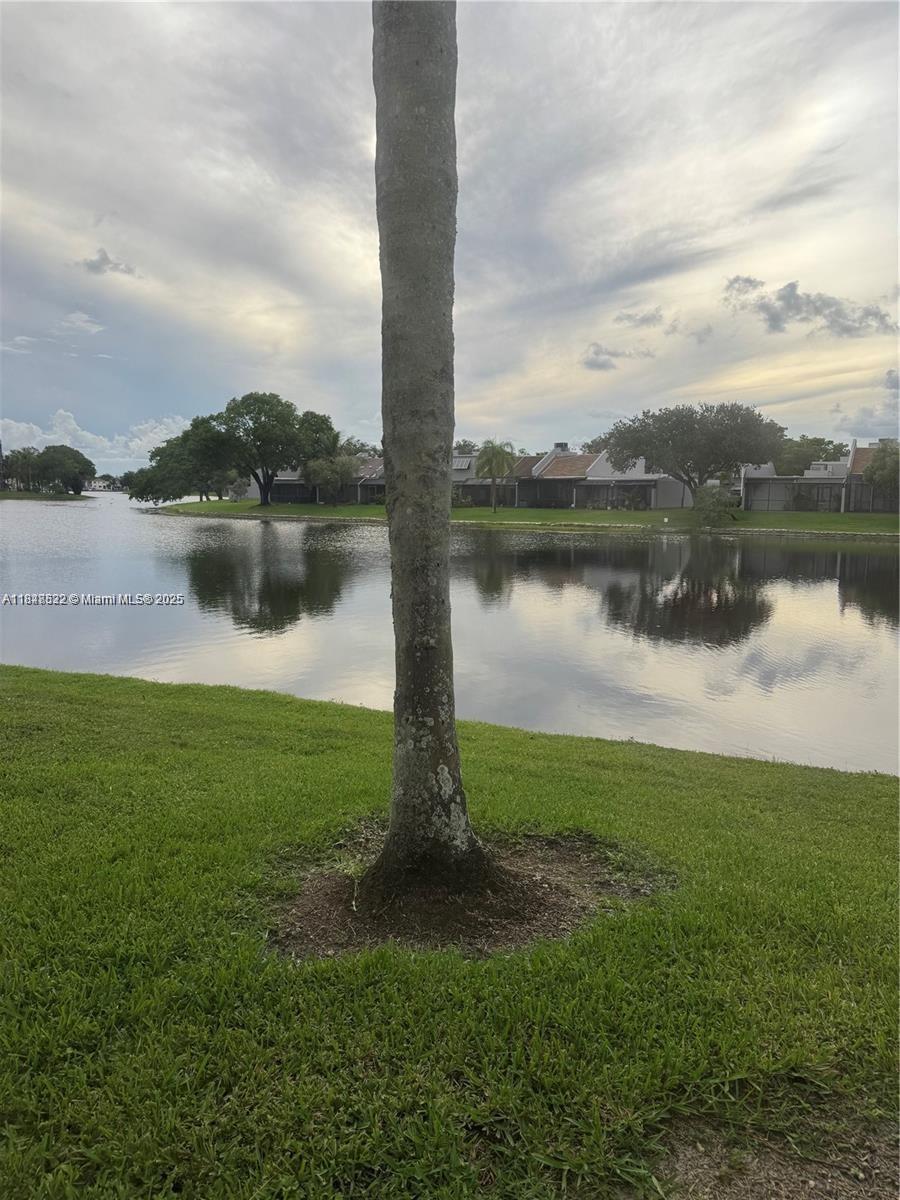 Great Location in the middle of Pembroke Pines, close to malls, golf course, shops and restaurants. Nicely Updated and maintained, 2/2 apartment in a beautiful community with pool, Parking included.