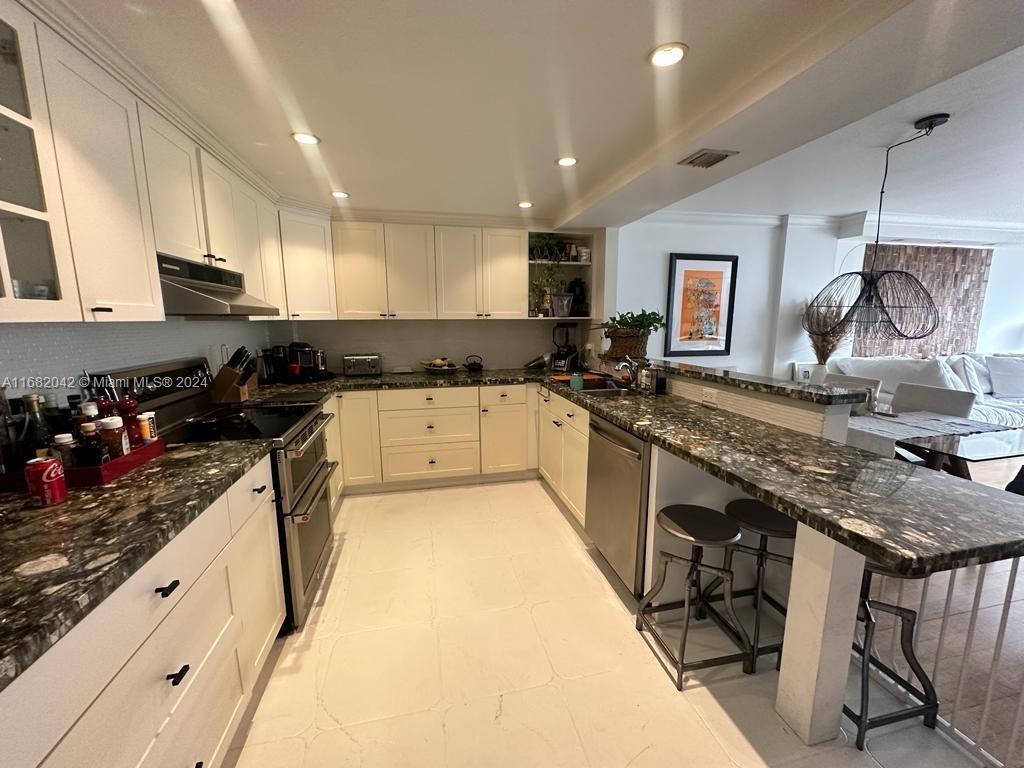 COMMODORE CLUB SOUTH COND - Residential