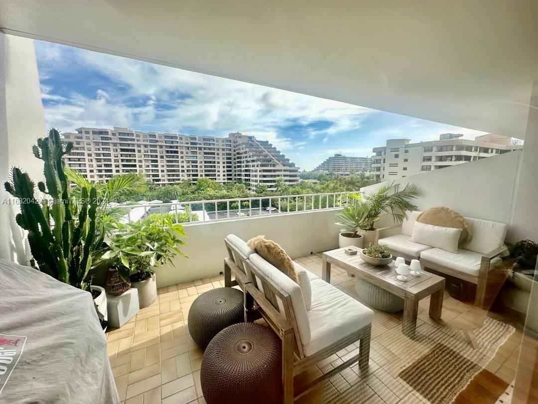 COMMODORE CLUB SOUTH COND - Residential