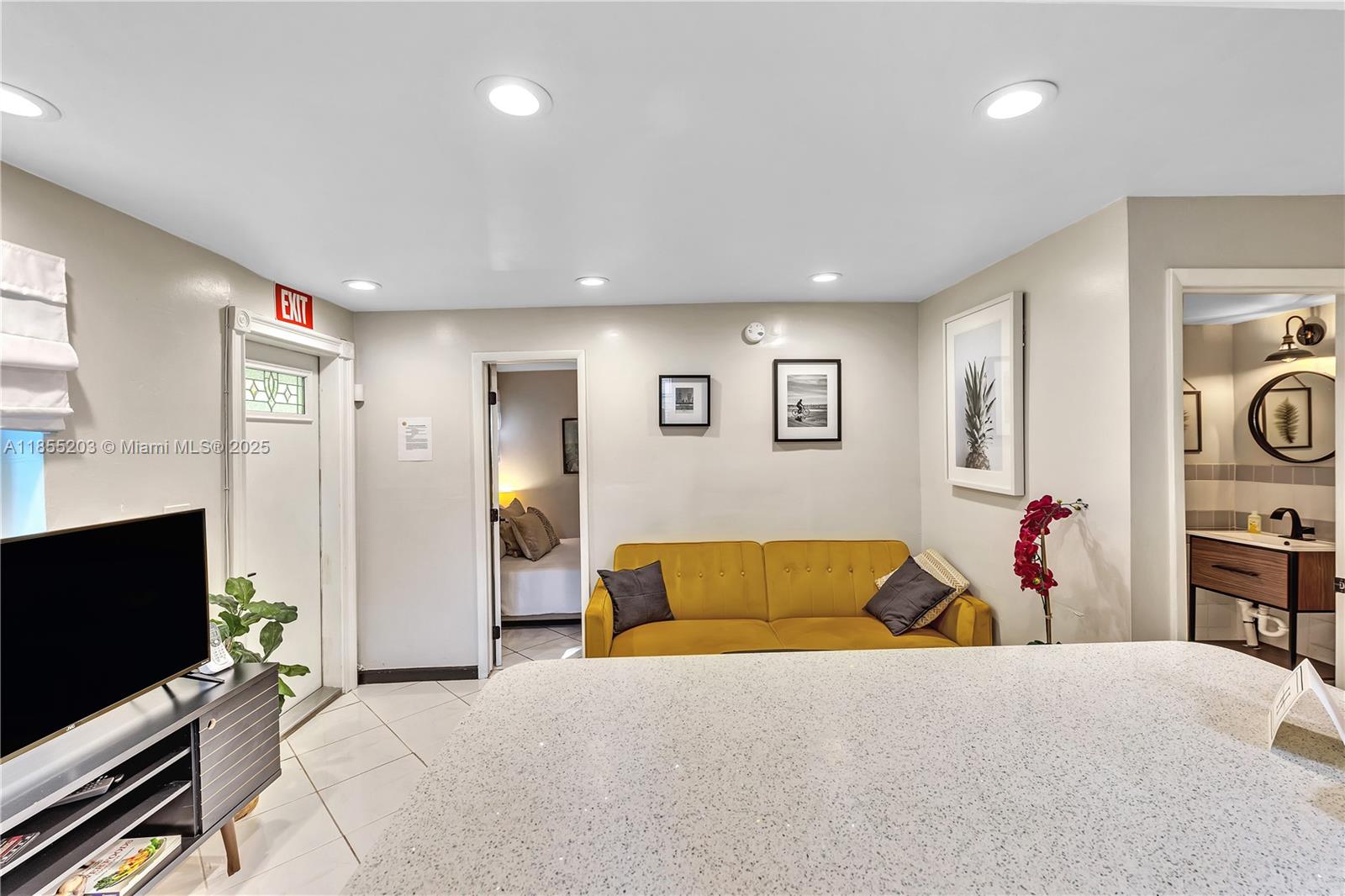 HOLLYWOOD - Residential Income