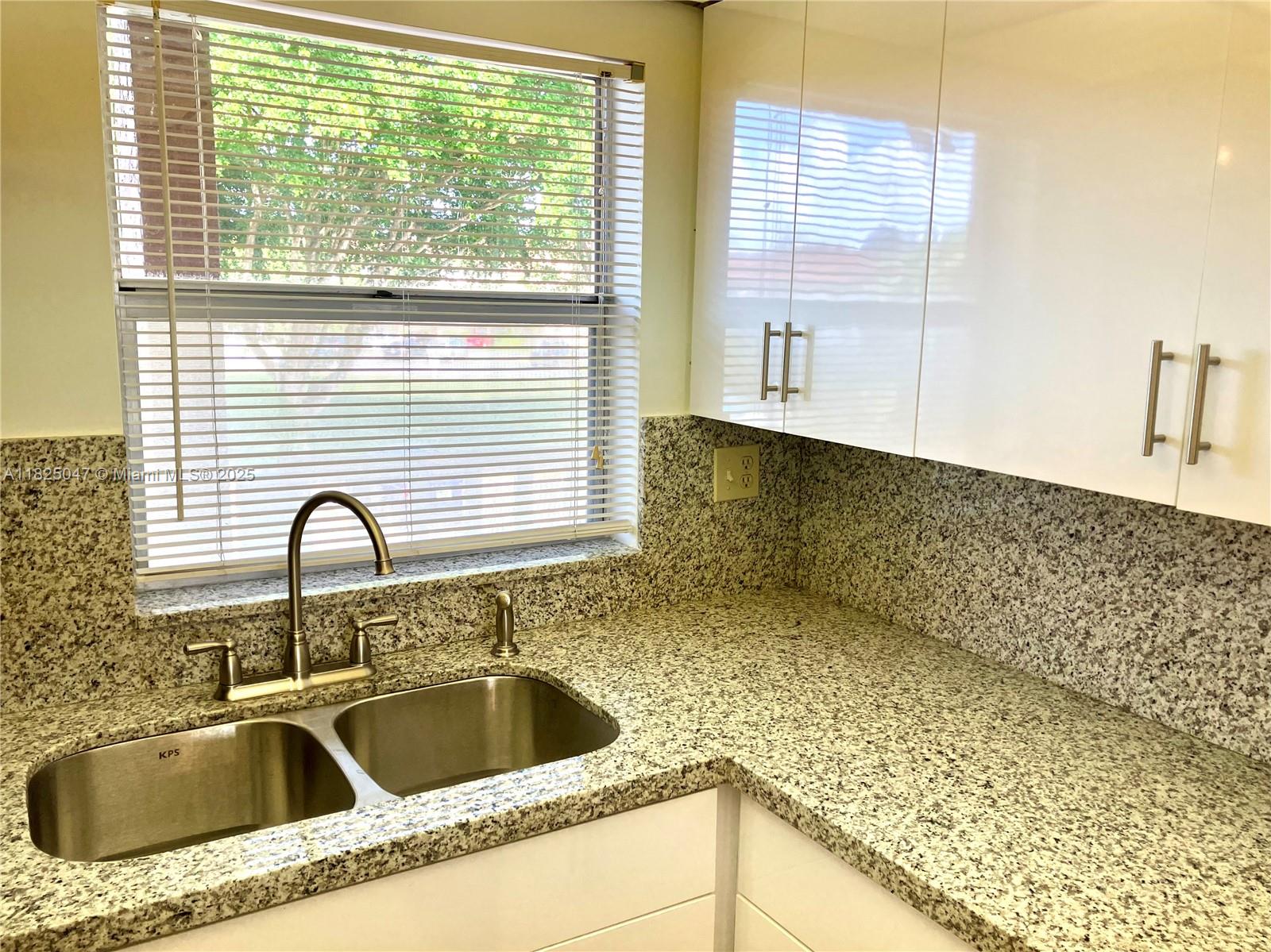 9041 Sunrise Lakes Blvd 208