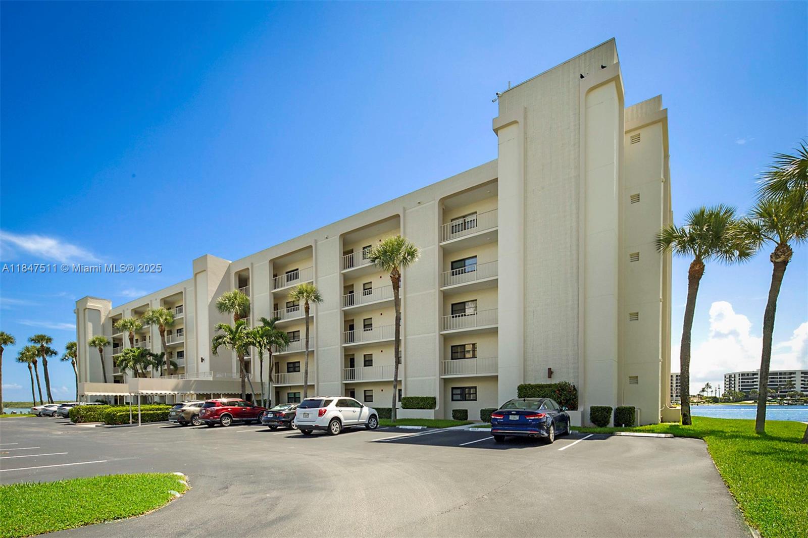 100 Intracoastal Pl 102, Jupiter, FL, 33469/$575,000 2 100 Intracoastal Pl 102