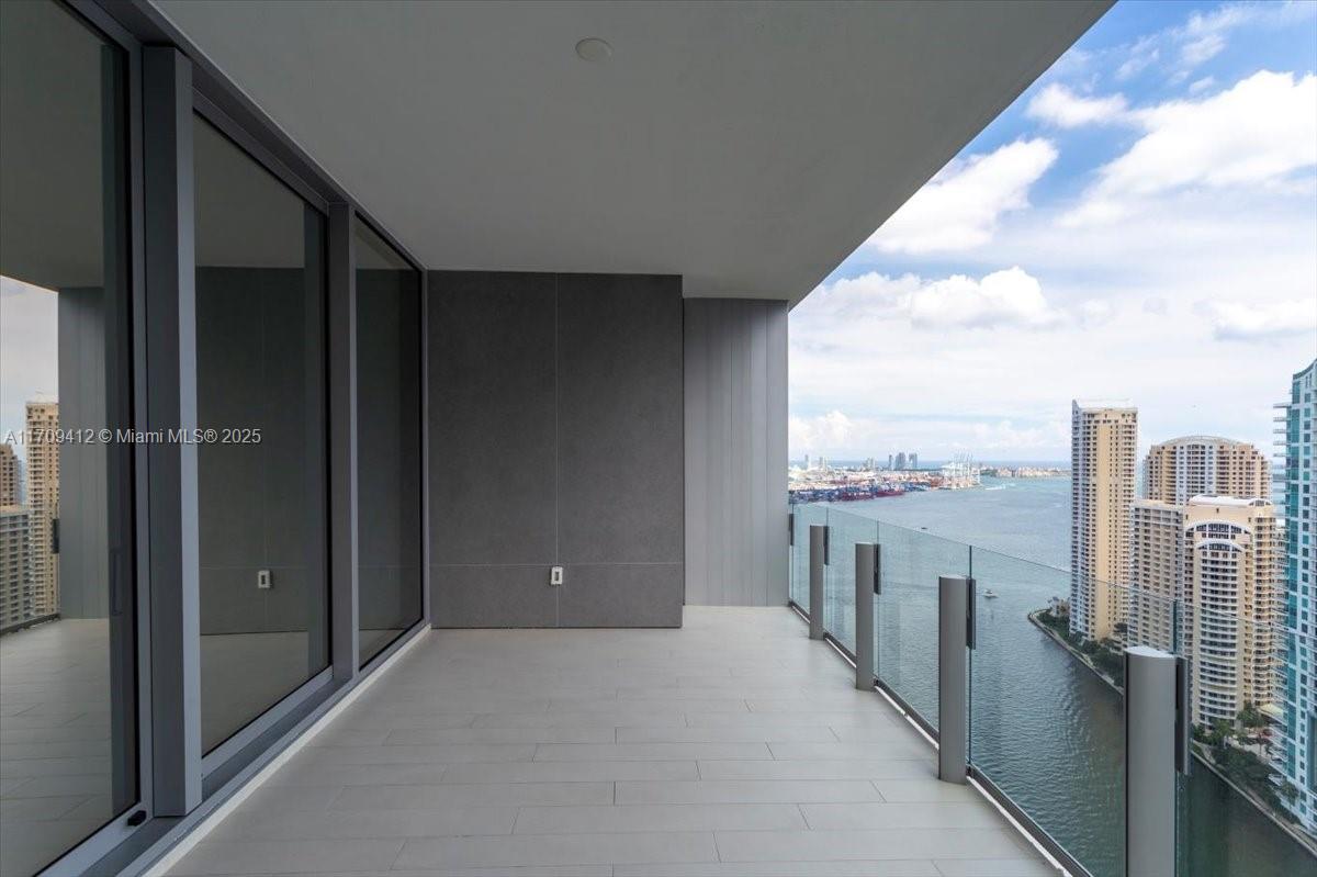 ASTON MARTIN RESIDENCES - Residential