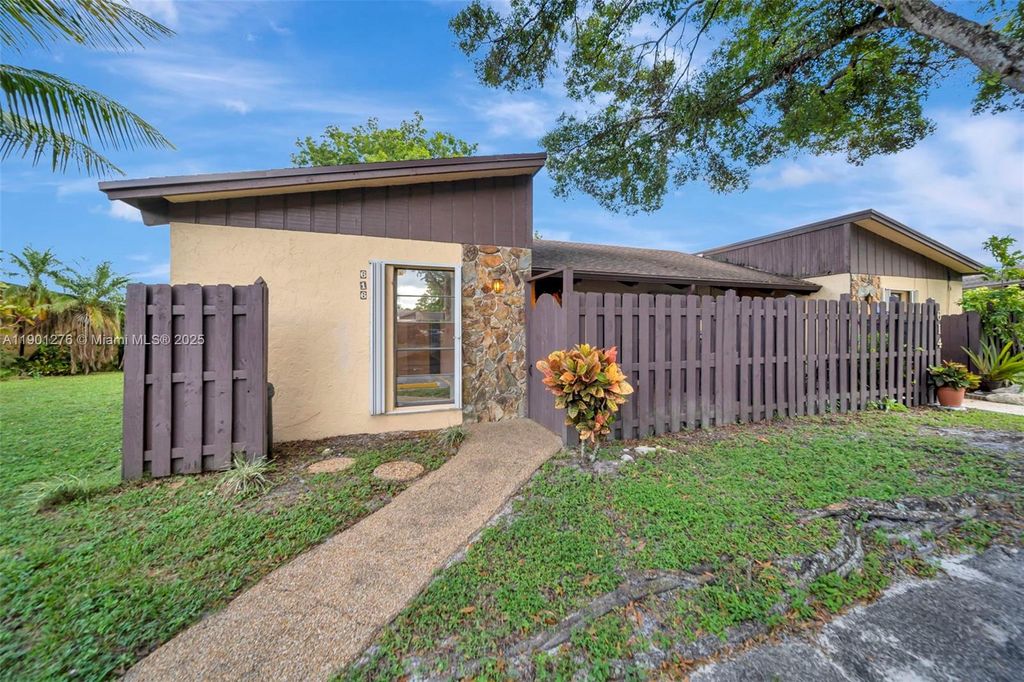 Photo of 616 Briarwood Cir, Hollywood, FL 33024 (MLS # A11901276)