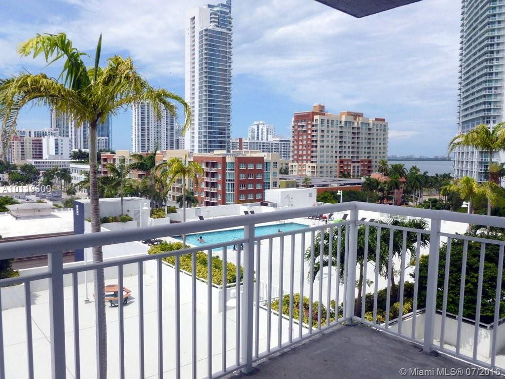 Great deal at Biscayne Plaza, 1/1 with nice open pool view and city. Granite counters, washer, dryer. Gym, pool, security, concierge.
Great location Biscayne 18 st, close to restaurants , bay parks, walking distance to people over , call LA for showing instructions.