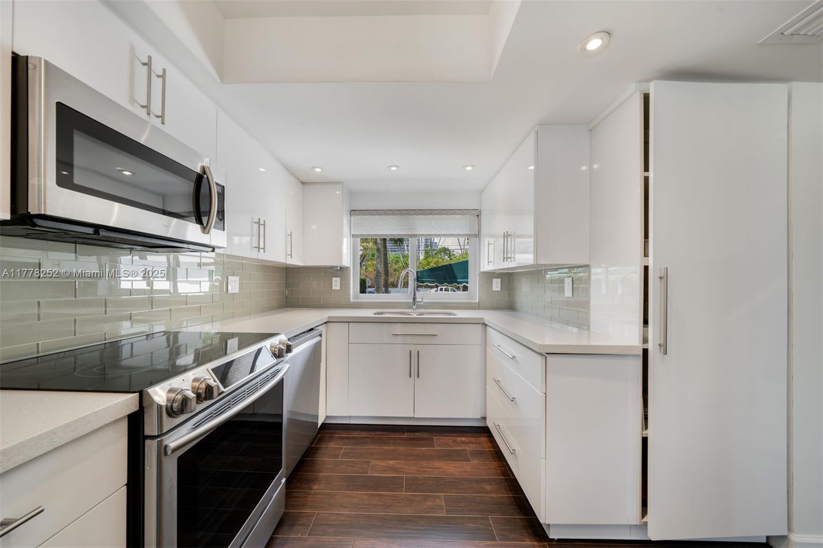 DRIFTWOOD COVE TOWNHOUSES - Residential