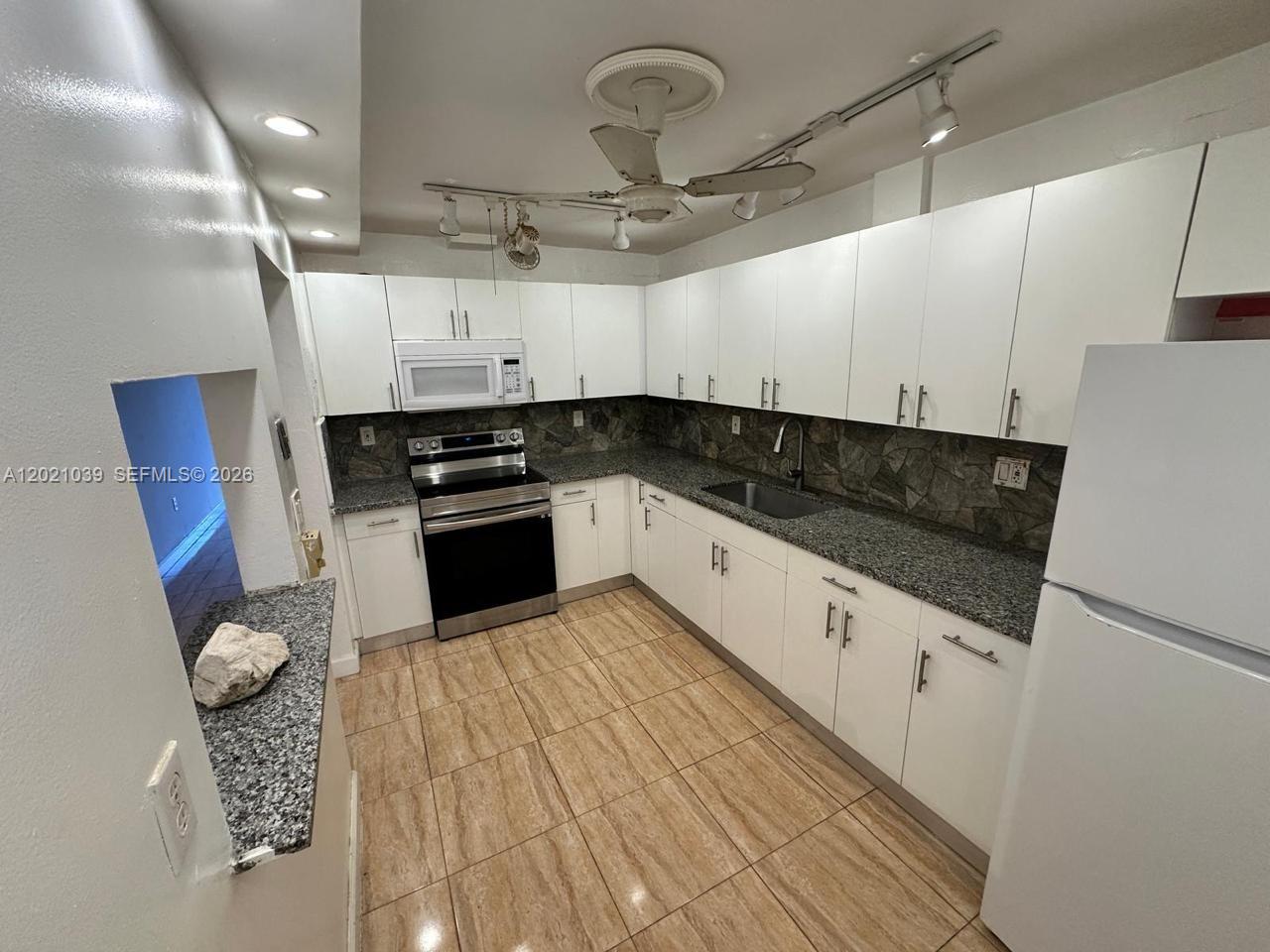 THREE HORIZONS NORTH COND - Residential