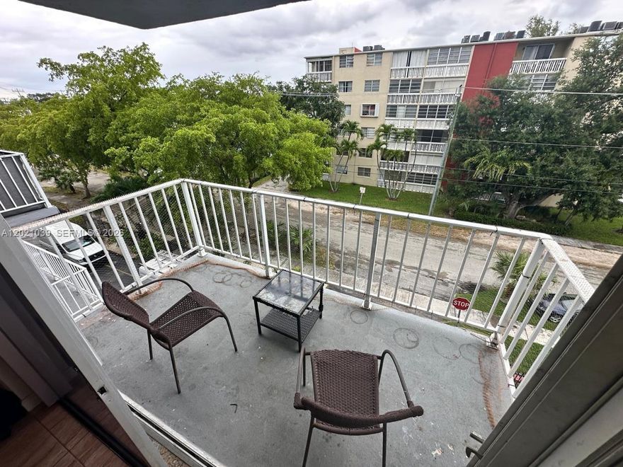 Beautiful 1-bedroom, 1-bath residence at Three Horizons North in very good condition. This well-maintained unit offers a comfortable layout with spacious living areas, abundant natural light, and a functional kitchen. Ideally located near top-rated schools, supermarkets, restaurants, shopping centers, and just minutes from Aventura Mall and major highways. Great opportunity for end-users or investors seeking convenience and excellent location in the heart of North Miami Beach area. Easy to show.