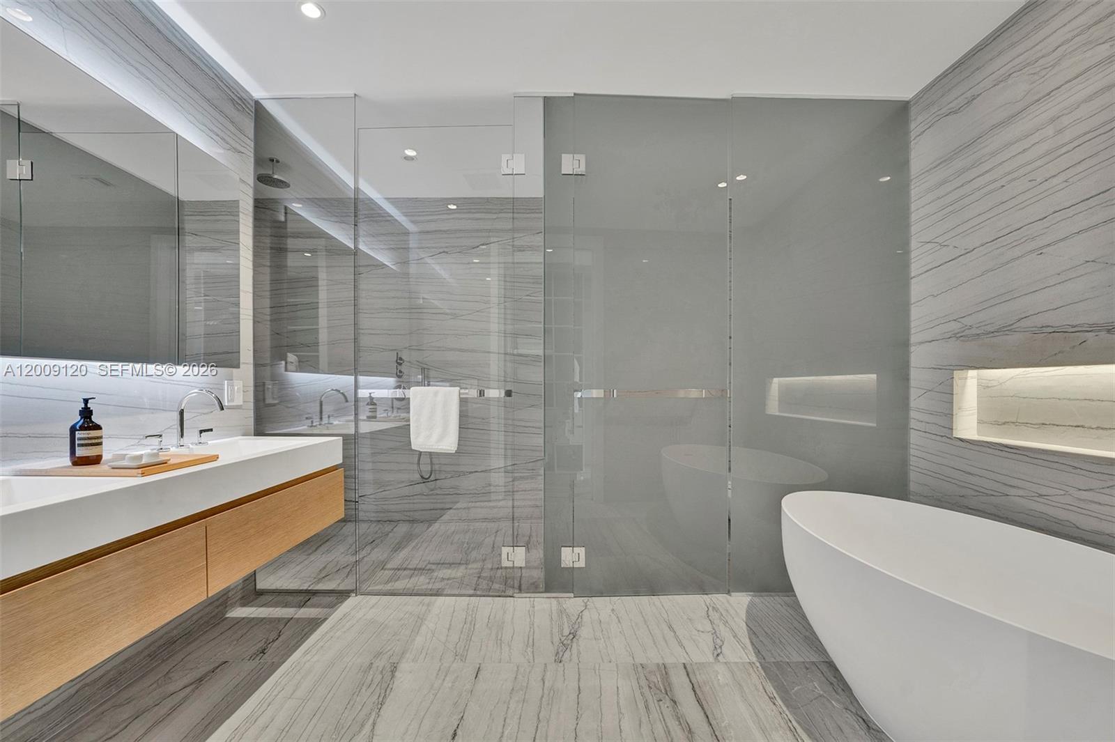 8701 Collins Ave 304