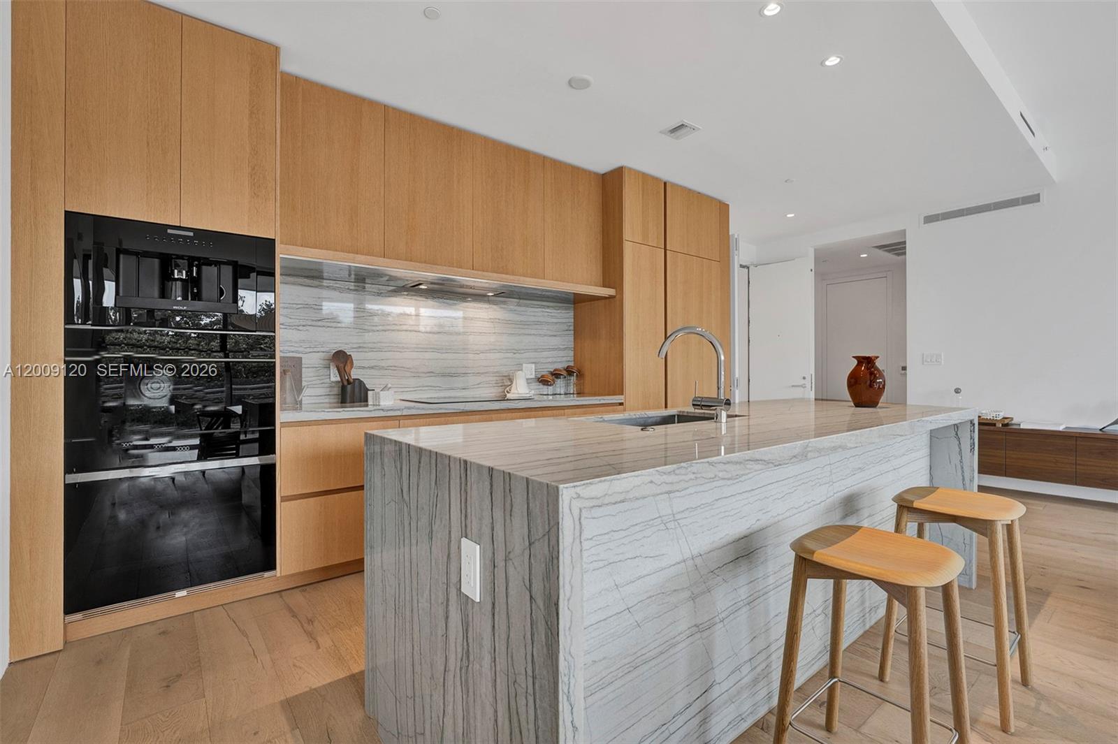 8701 Collins Ave 304