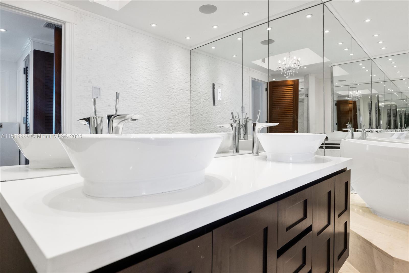 CONTINUUM ON SOUTH BEACH - Residential