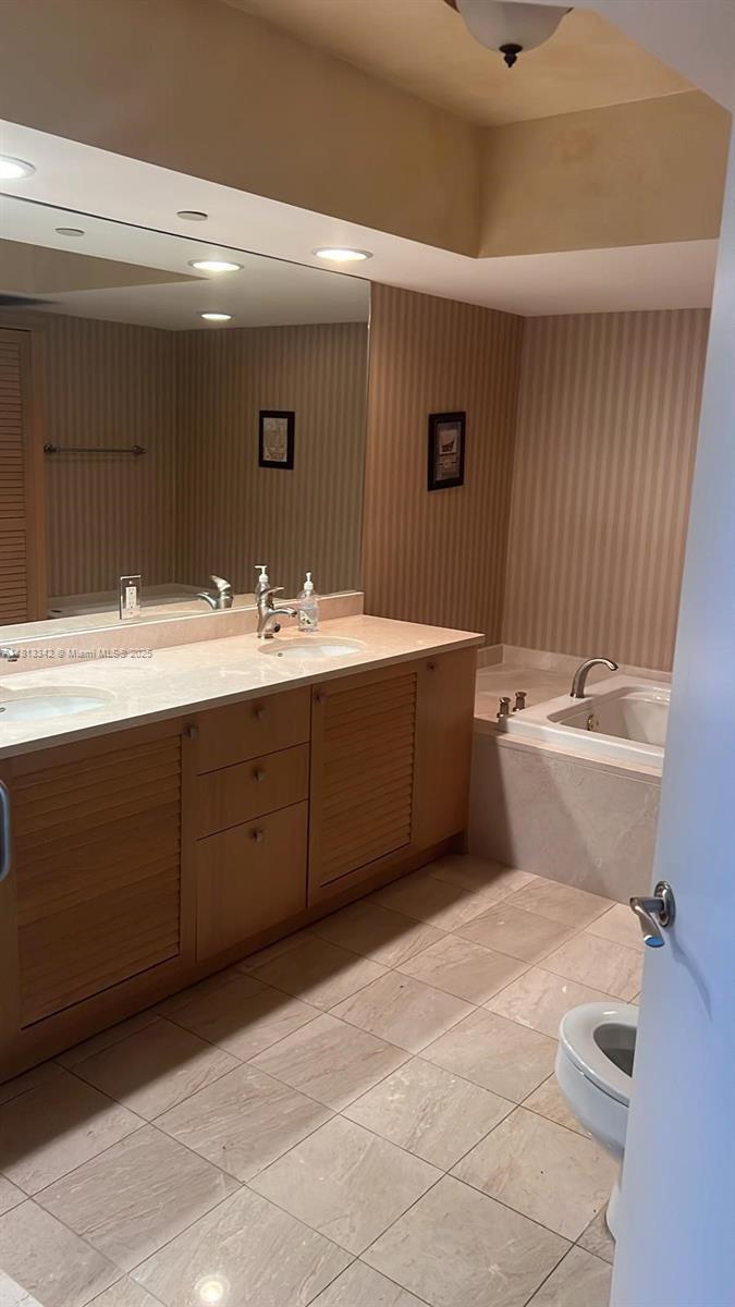 16500 Collins Ave 652