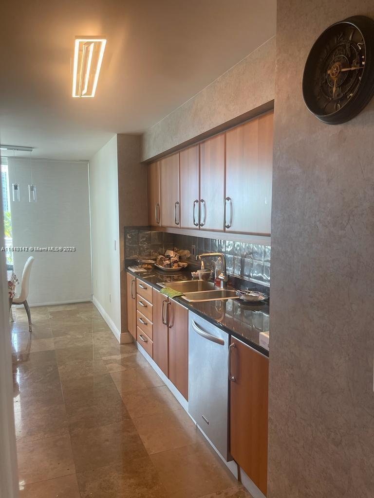 16500 Collins Ave 652