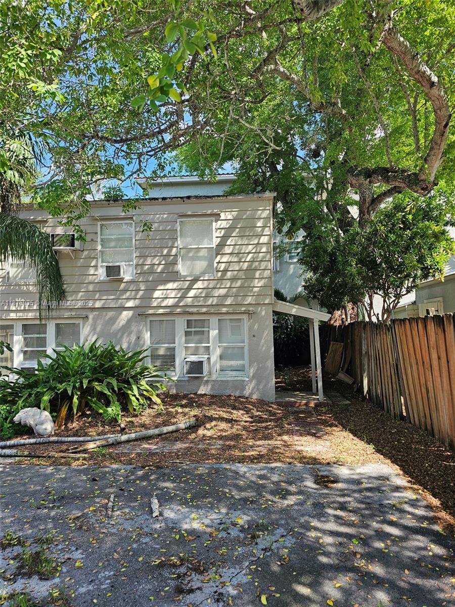Fully renovated 2/1 unit on 1st floor, in great location. Ready for Immediate occupancy. Really nice private unit close to Downtown, highways and shopping.