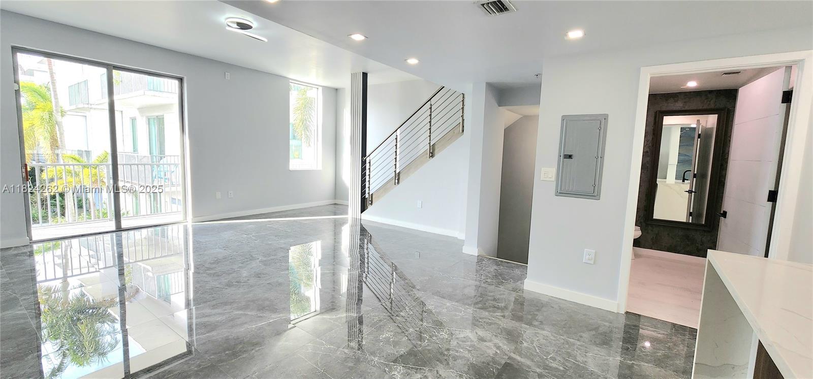 2146 Van Buren St 403