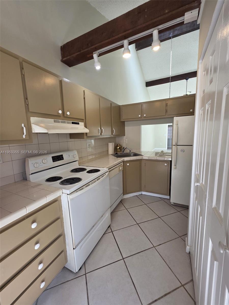 OMEGA VILLAS 1 CONDO - Residential