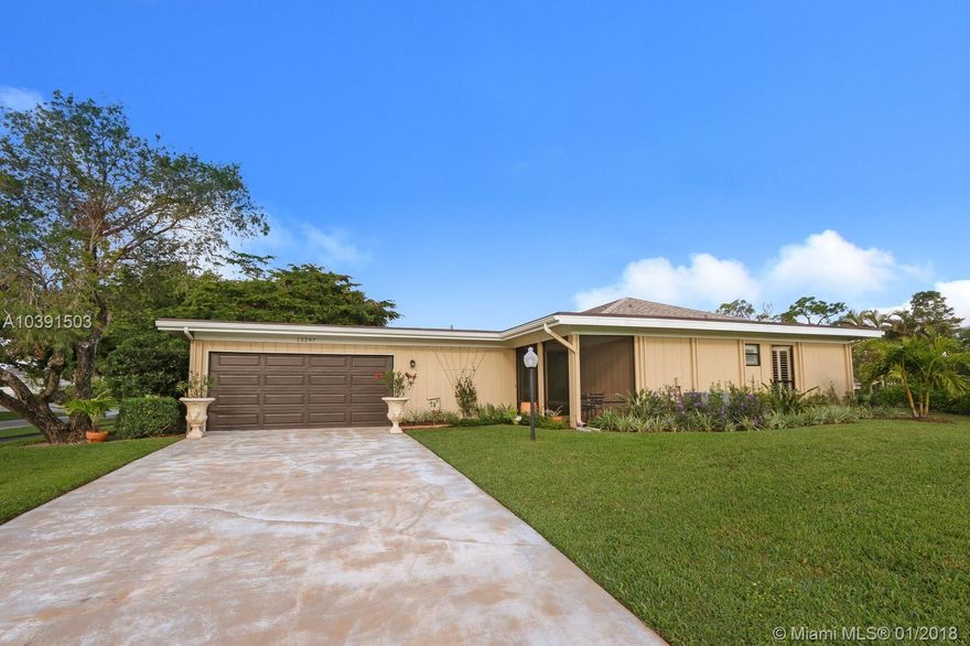 3 BD 2.5 BA 2 CG  2,221 sq ft of living area. Top 10 Reasons to buy this home: 1. Adjacent to EAST Golf Clubhouse, Driving Range & Putting Green  2. Adjacent to Tennis & Fitness Center 3. Screened in patio with LAKE VIEWS        
4. Close to Community Pool 
5. Just Seconds to Donald Ross Resident Gate 6. COMPLETELY remodeled 7. Designer Kitchens & Quartz Bathrooms 8. New SS Appliances 9. Plantation Shutters 10. New Roof in 2016. Exceptional location!