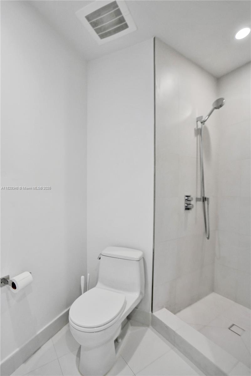 18555 COLLINS AVENUE COND - Residential