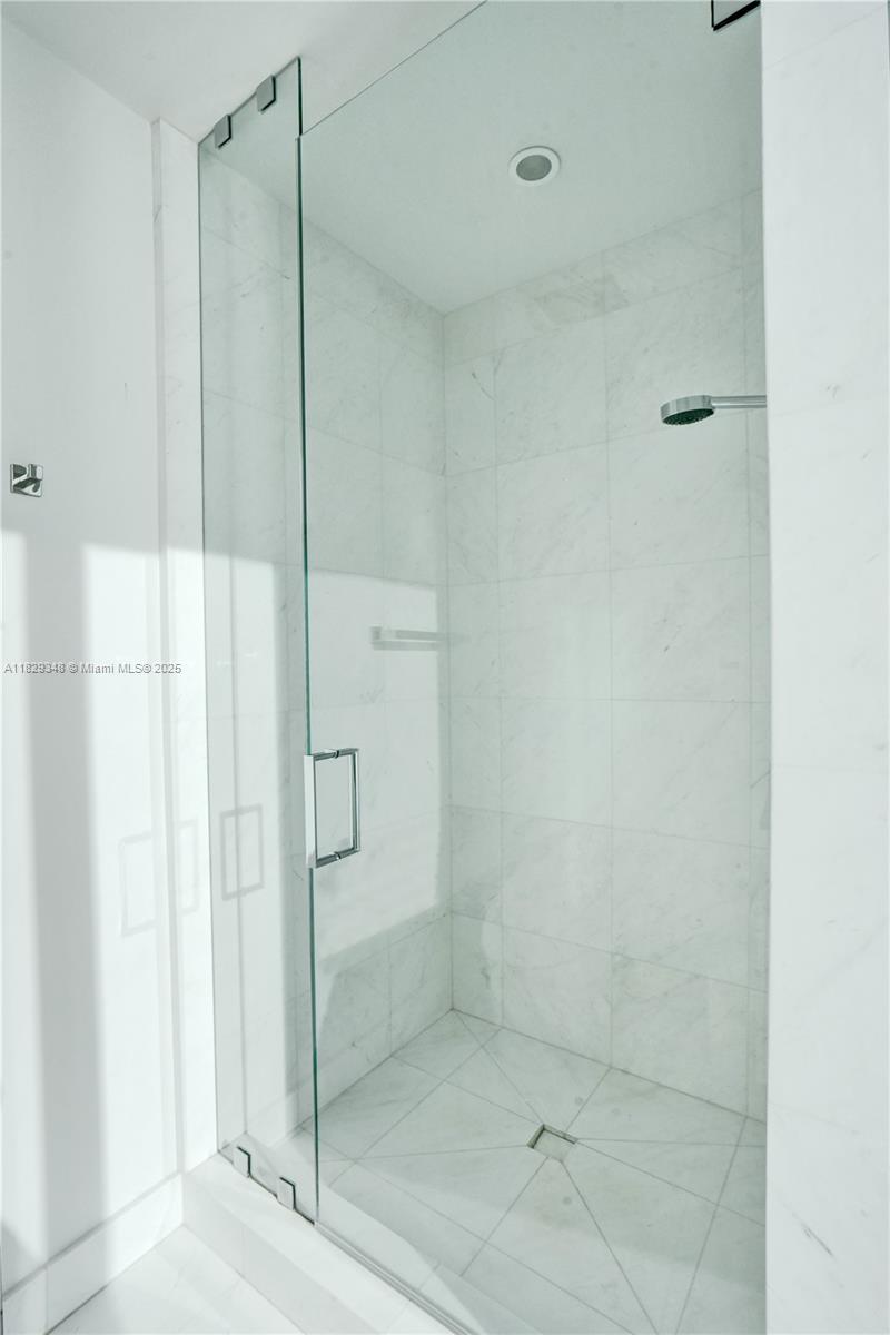 18555 COLLINS AVENUE COND - Residential