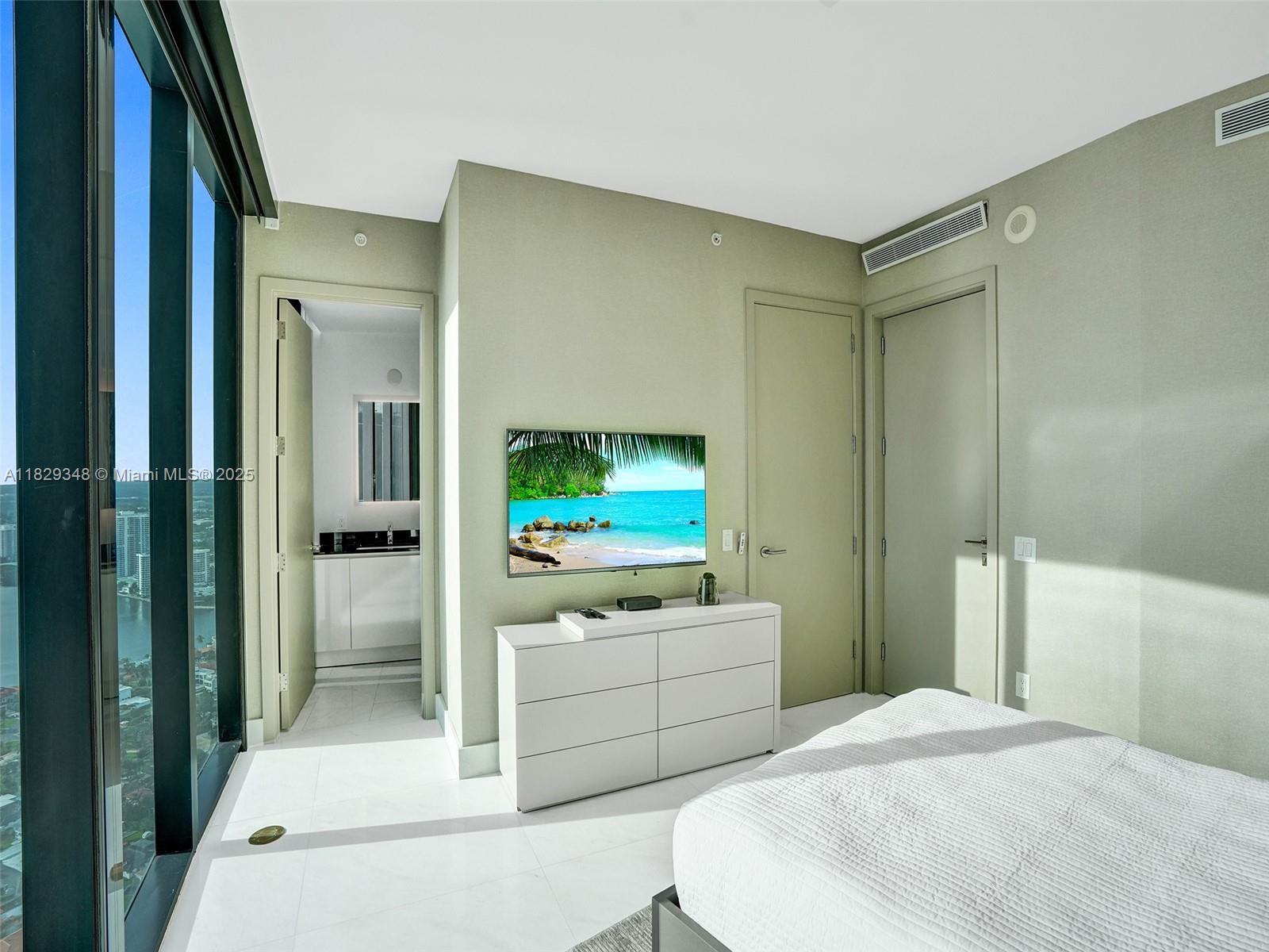 18555 COLLINS AVENUE COND - Residential