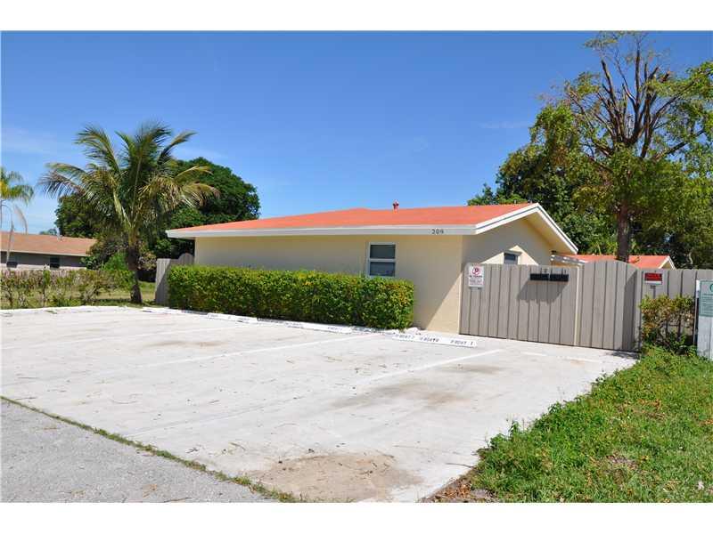 THE MOST BEAUTIFUL BRAND NEW REMODELED DUPLEX IN POMPANO BEACH IS NOW READY FOR YOU! You have 3 large bedrooms, 2 new bathrooms with family room and separate washer + dryer. Safe new impact hurricane proof windows and doors, new tile floors, new kitchen w ith new appliances, new hot water heater, new central a/c, 2 parking spaces.TENANT GETS 1/2 MONTH FREE RENT.