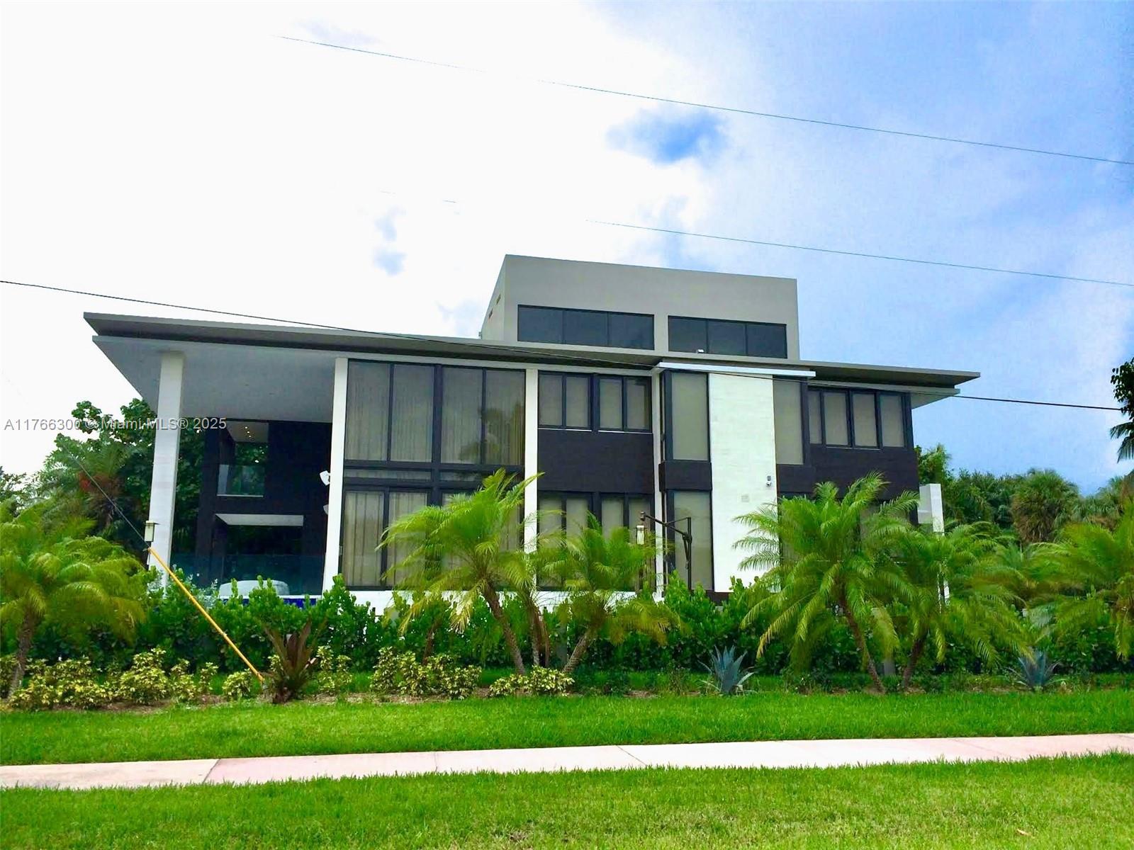 Property for Sale at 610 Harbor Cir, Key Biscayne, Miami-Dade County, Florida - Bedrooms: 6 
Bathrooms: 7.5  - $11,300,000