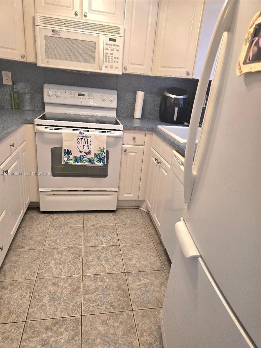 2998 E Sunrise Lakes Dr 111