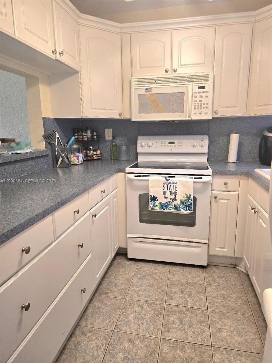 2998 E Sunrise Lakes Dr 111