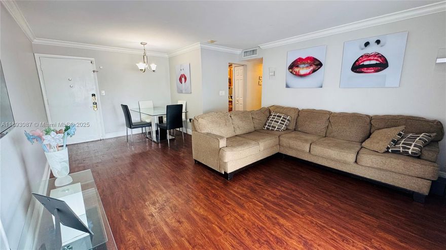 LOCATION LOCATION!!Spacious 2 bed/ 2bath apartment with open a balcony in the desired Sunset Palms Condo, water included, Pet welcome under 20 lbs.
The condo features a pool, tennis court, playground and recreational.
Excellent location with easy access to Schools, Restaurants, Expressway and Shopping centers.
