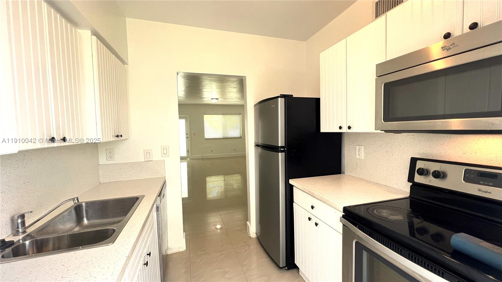 BISCAYNE BCH SUB - Residential Lease