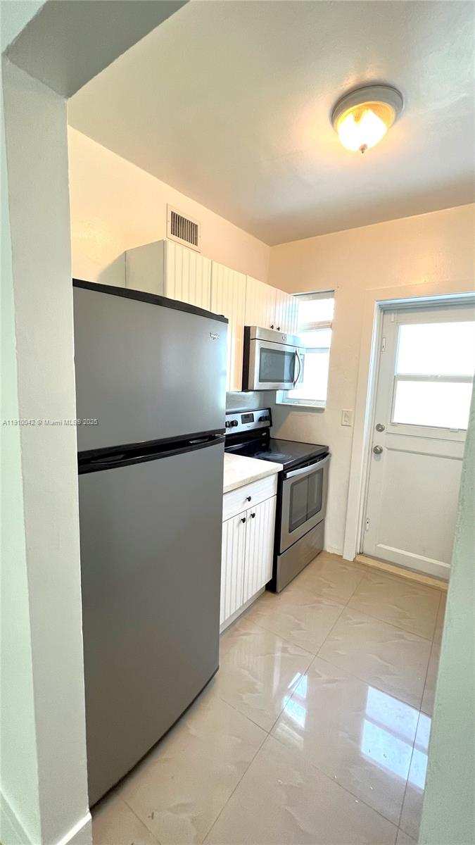 BISCAYNE BCH SUB - Residential Lease