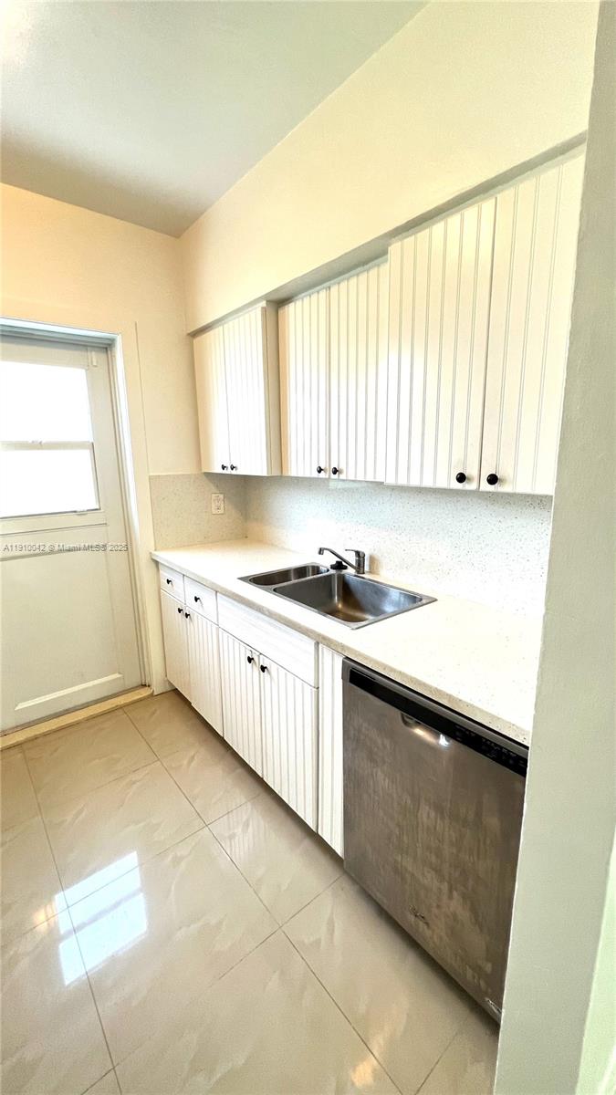 BISCAYNE BCH SUB - Residential Lease