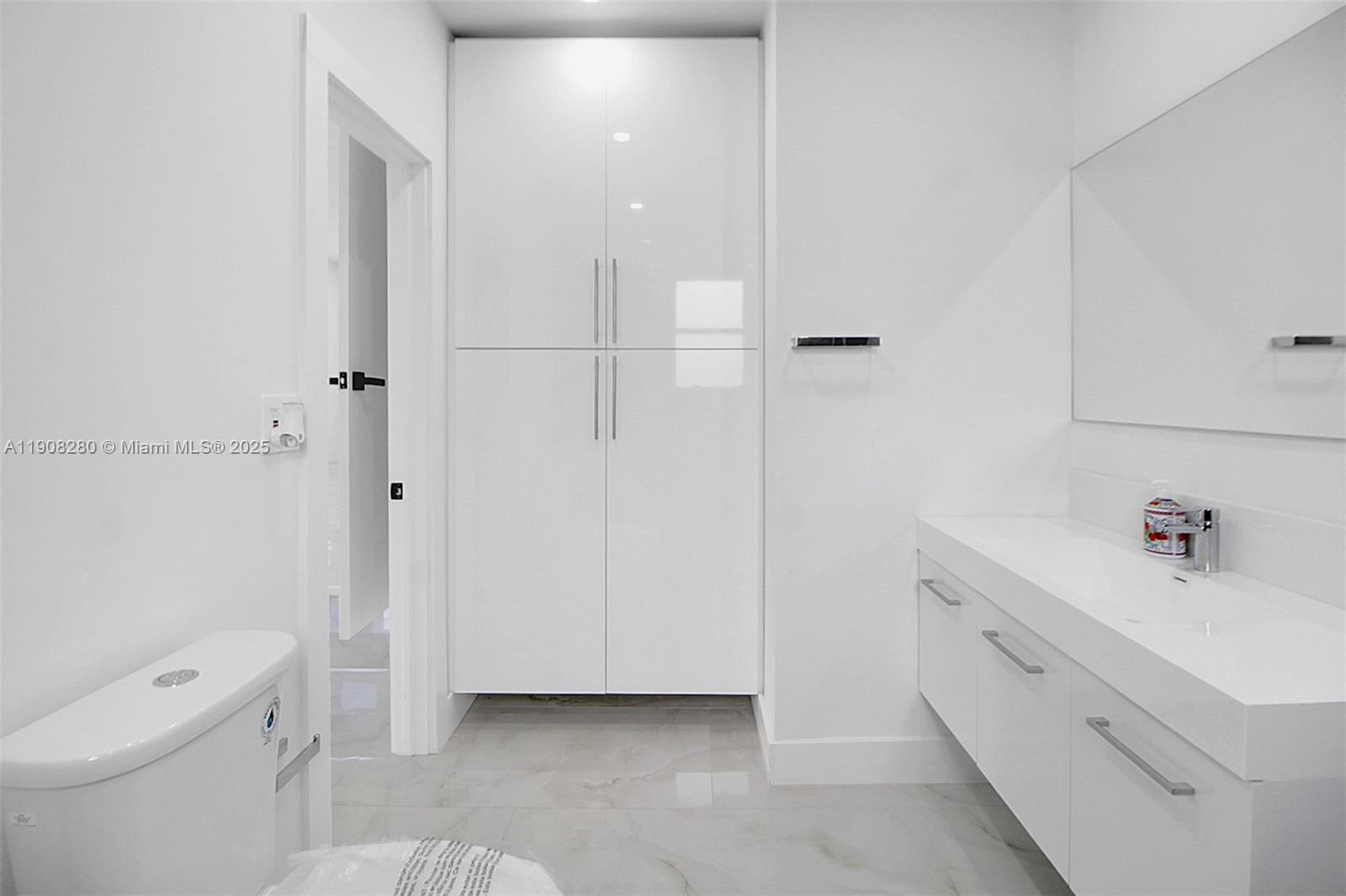 CRAVERO LAKE SHORE ESTATE - Residential