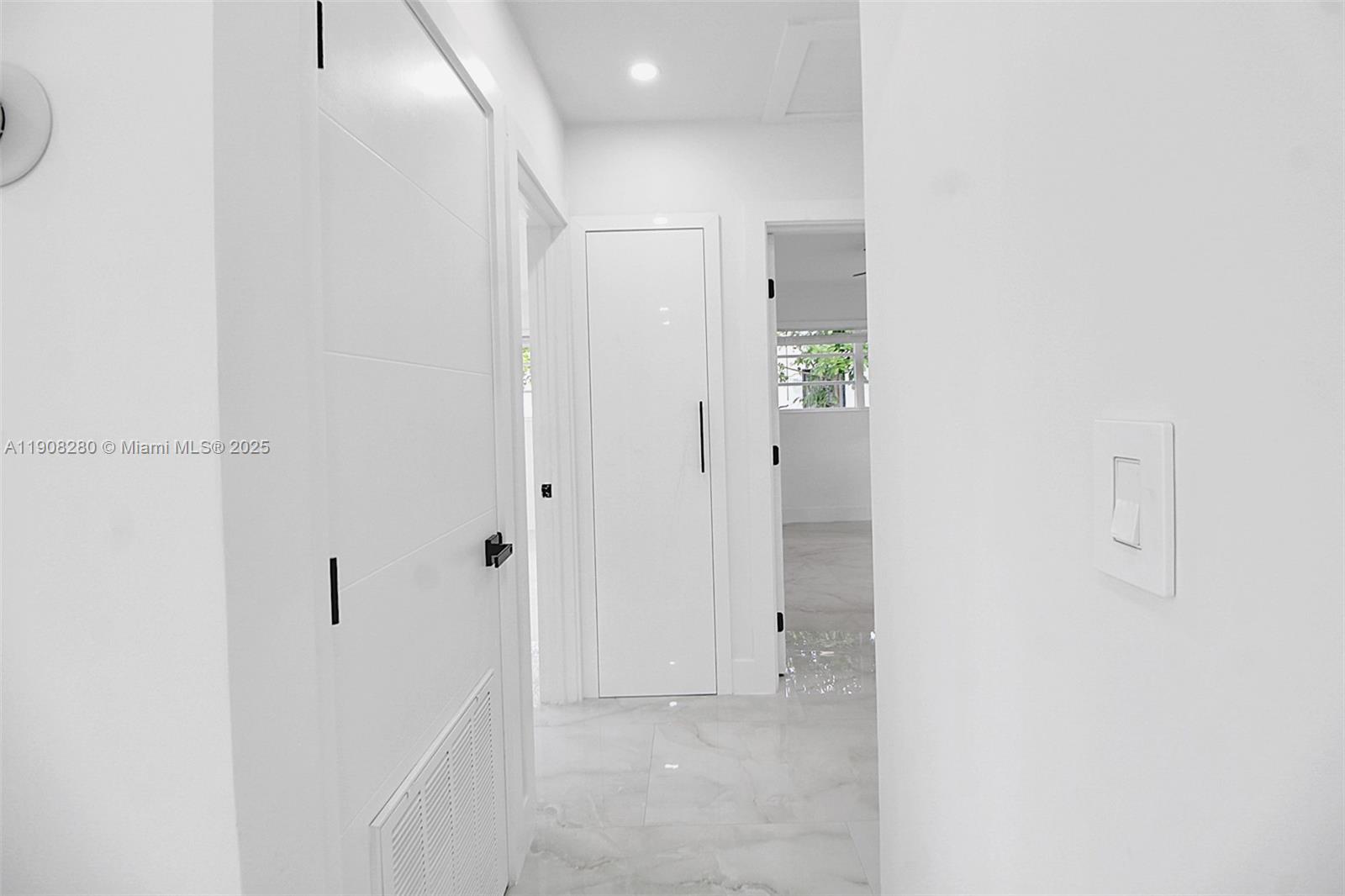 CRAVERO LAKE SHORE ESTATE - Residential