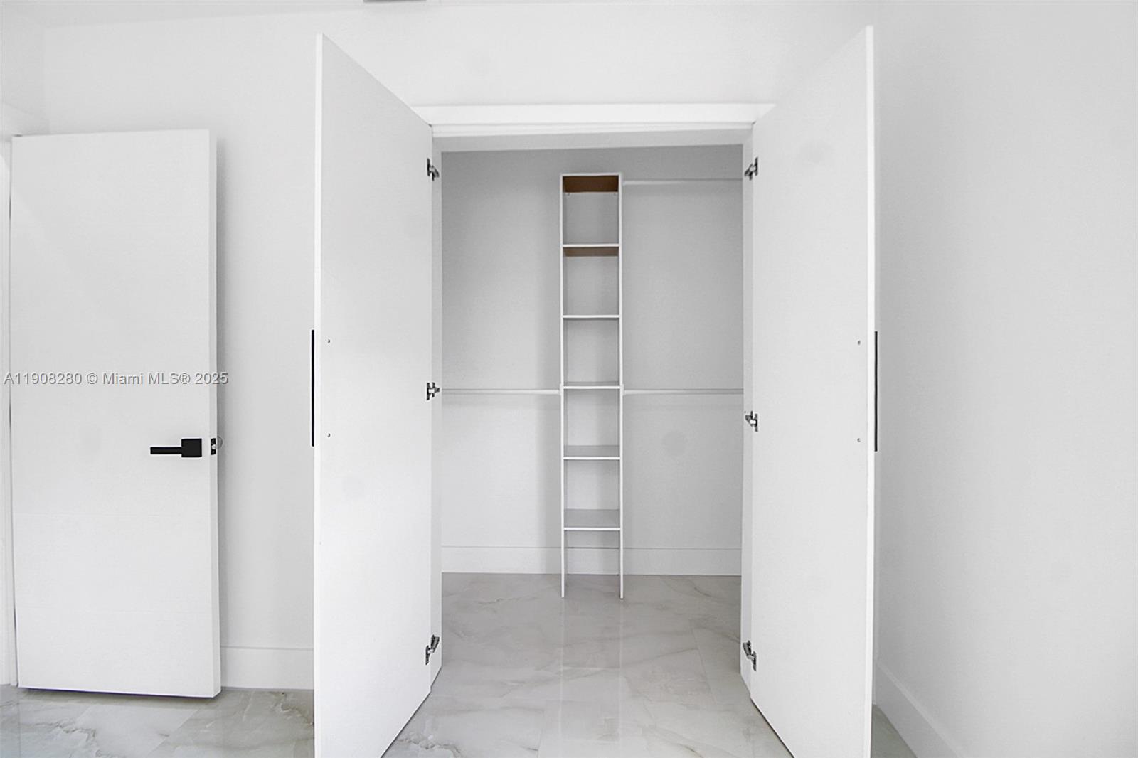 CRAVERO LAKE SHORE ESTATE - Residential