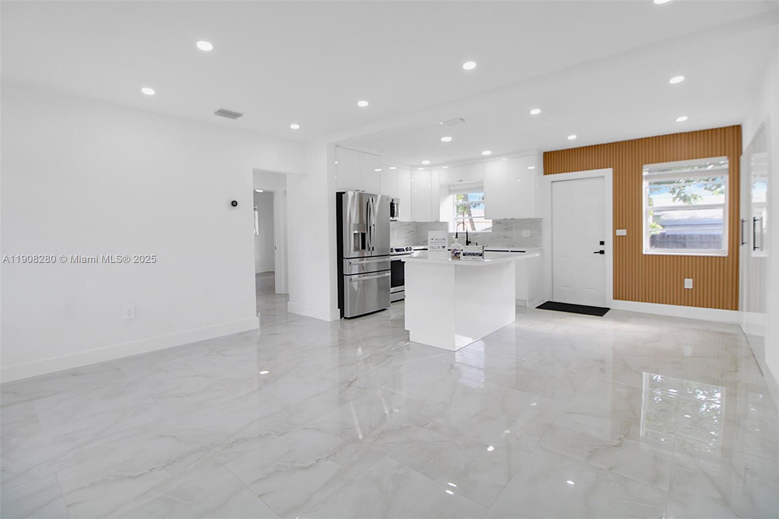 CRAVERO LAKE SHORE ESTATE - Residential