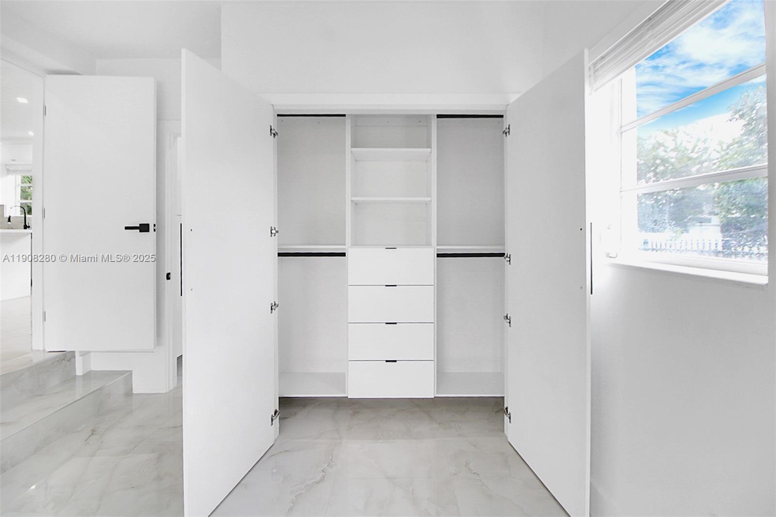 CRAVERO LAKE SHORE ESTATE - Residential