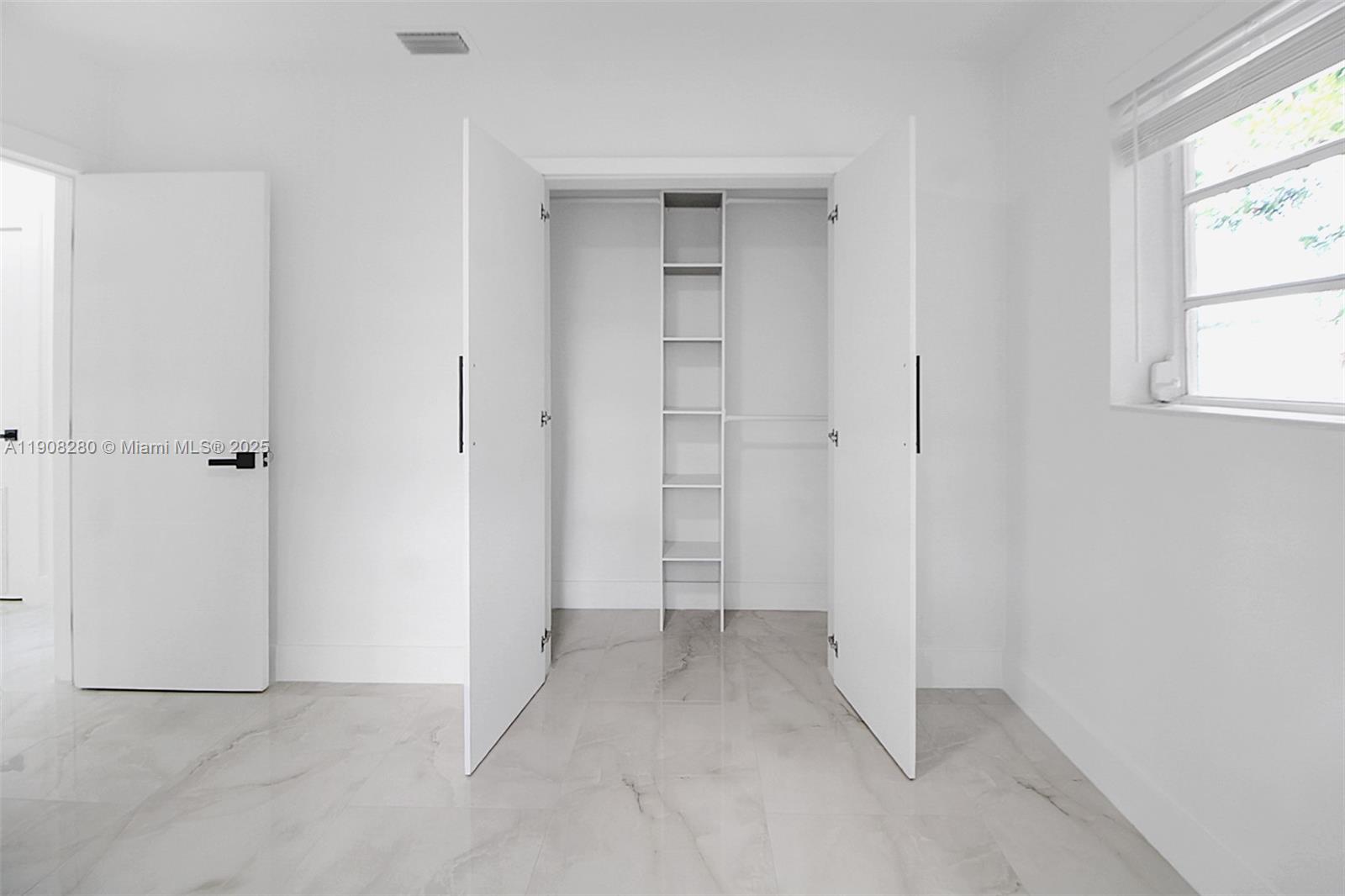 CRAVERO LAKE SHORE ESTATE - Residential