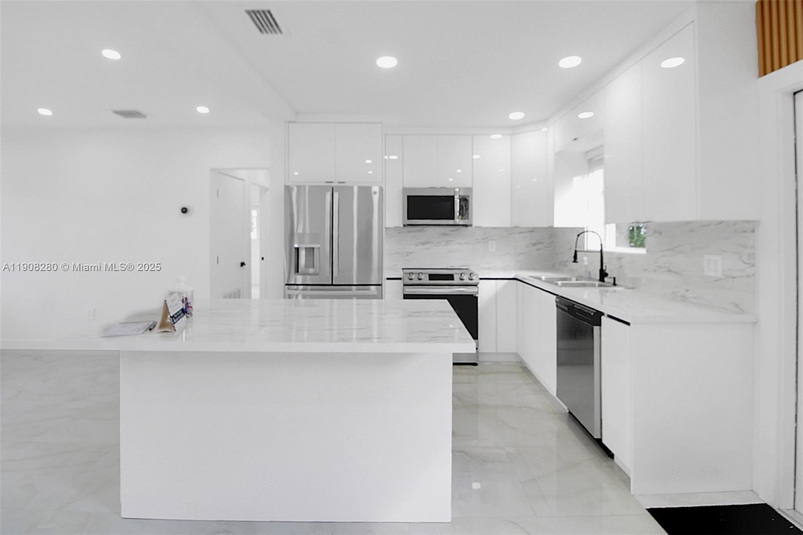 CRAVERO LAKE SHORE ESTATE - Residential