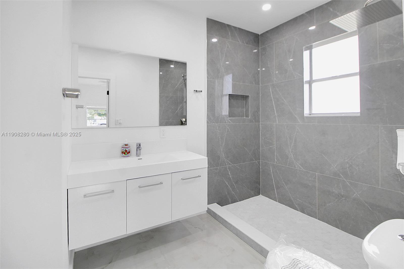 CRAVERO LAKE SHORE ESTATE - Residential