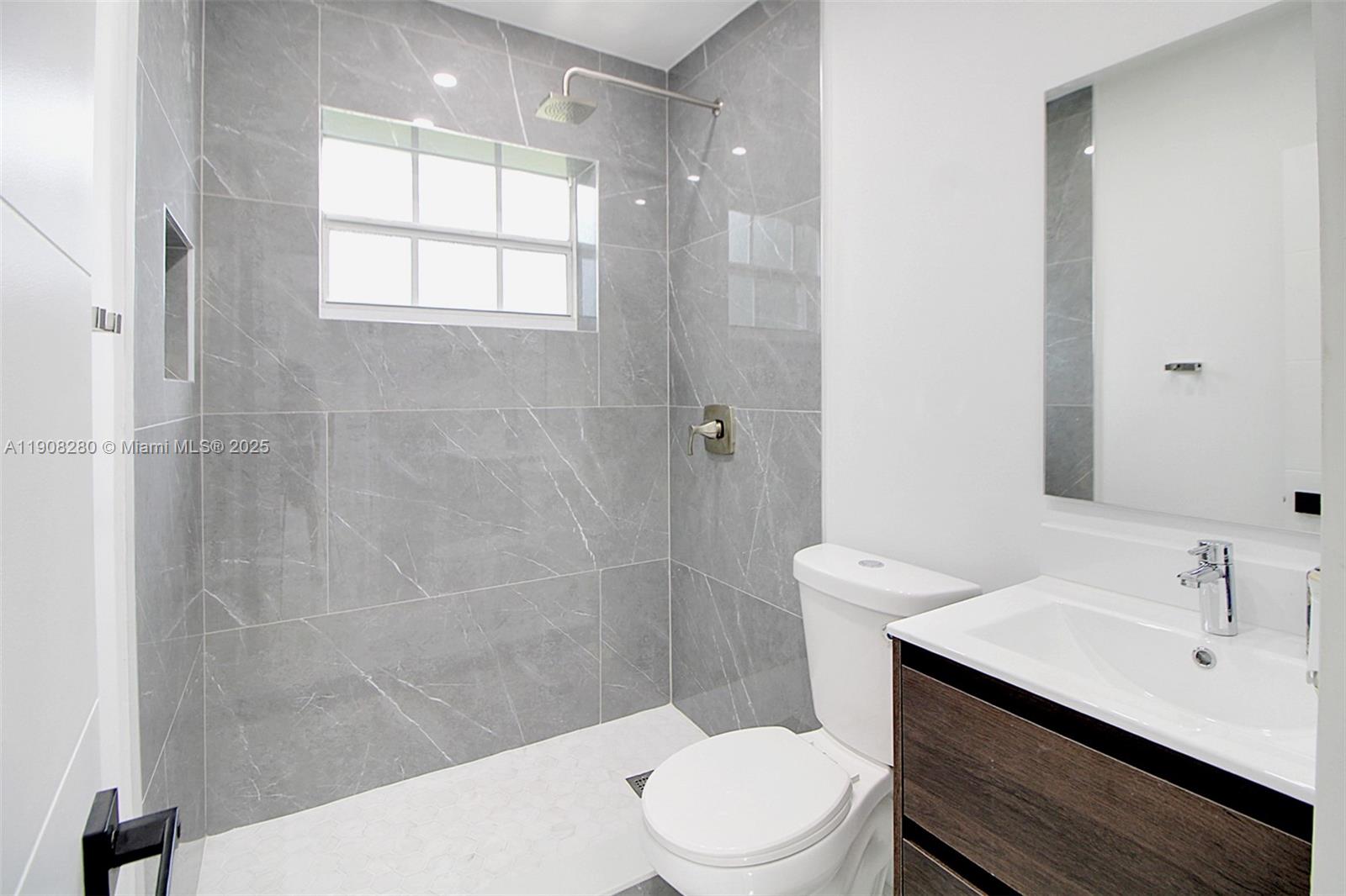 CRAVERO LAKE SHORE ESTATE - Residential